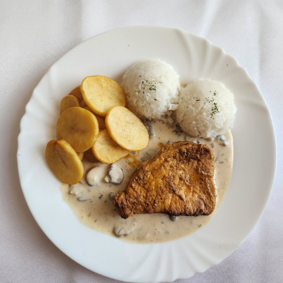 Bravčový steak na hubách na smotanovej omáčke,ryža,zemiakové plátky