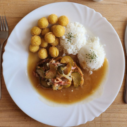 Zapekané bravčové so slaninou,cibuľkou,kyslou uhorkou,ryža,krokety