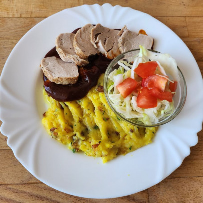 Panenka na bbq omáčke,pučené zemiaky s opraženou slaninkou a cibuľkou,zeleninový šalát