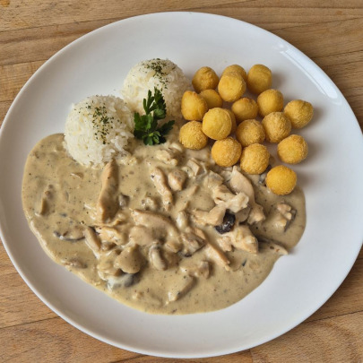 Kuracie soté na nivovo-hubovej omáčke,ryža,krokety