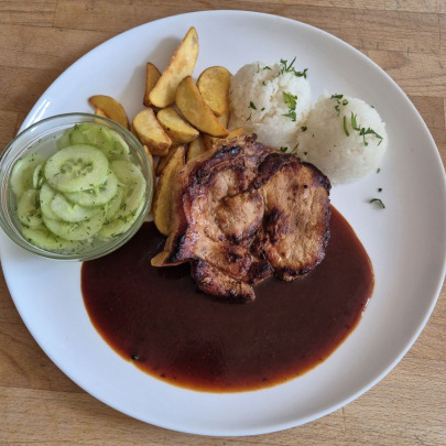 Krkovička na bbq omáčke,americké zemiaky,ryža,uhorkový šalát