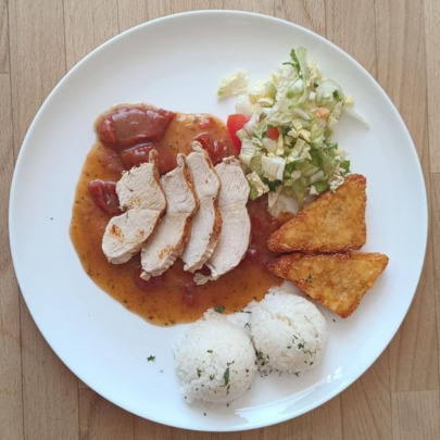 Kuracie na omáčke so sušených paradajok,ryža,rosty,obloha