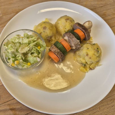Špíz z bravčovej panenky,šampiňóny,mrkva,cuketa,pučené zemiaky so slaninkou a cibuľkou,obloha