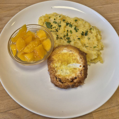 Hermelín v cestíčku,zemiaková kaša,broskyňový kompót