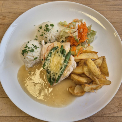 Zapekaná kuracina s fazuľovými luskami a údeným syrom,ryža,americké zamiaky,šalát