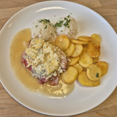 Kuracie zapekané s anglickou slaninkou,ananásom a nivou,ryža,zemiakové plátky