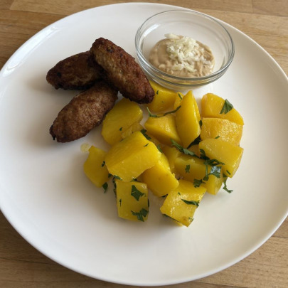 Bravčov&eacute; čevapčiči,varen&eacute; zemiaky,horčica,cibuľa