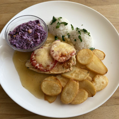 Kurac&iacute; steak zapekan&yacute; s paradajkou a mozzarellou,zemiakov&eacute; pl&aacute;tky,ryža,&scaron;al&aacute;t