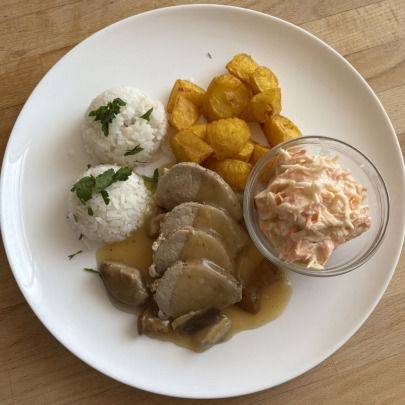 Bravčov&aacute; panenka na hub&aacute;ch,opekan&eacute; zemiaky,ryža,coleslaw &scaron;al&aacute;t