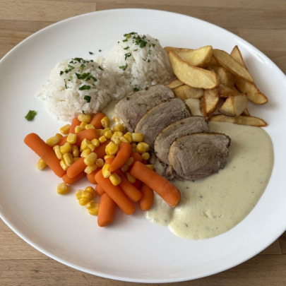 Medail&oacute;nky z panenky na nivovej om&aacute;čke,americk&eacute; zemiaky,ryža, grilovan&aacute; baby mrkva s kukuricou