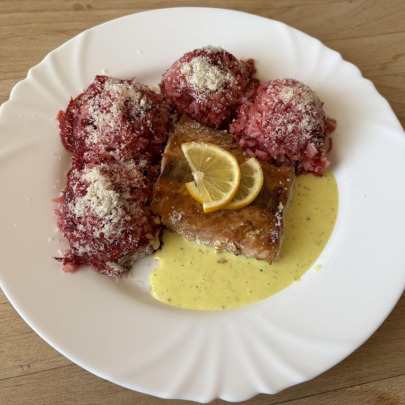 Cviklov&eacute; rizoto s parmez&aacute;nom,grilovan&yacute; losos preliaty bylinkov&yacute;m maslom