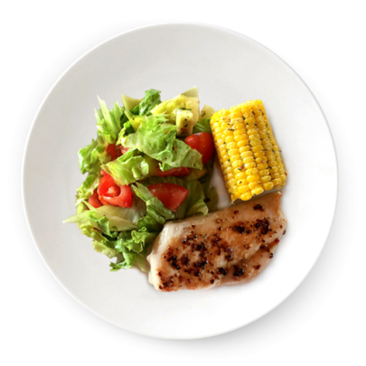 Kurací steak, kukuričný klas a čerstvá zelenina